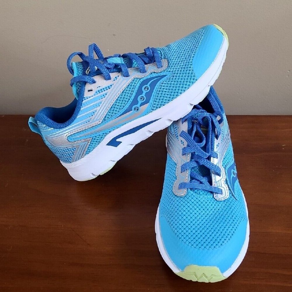Big Kid Girl's Saucony Axon Running Shoes size 3.5 EUC barely worn